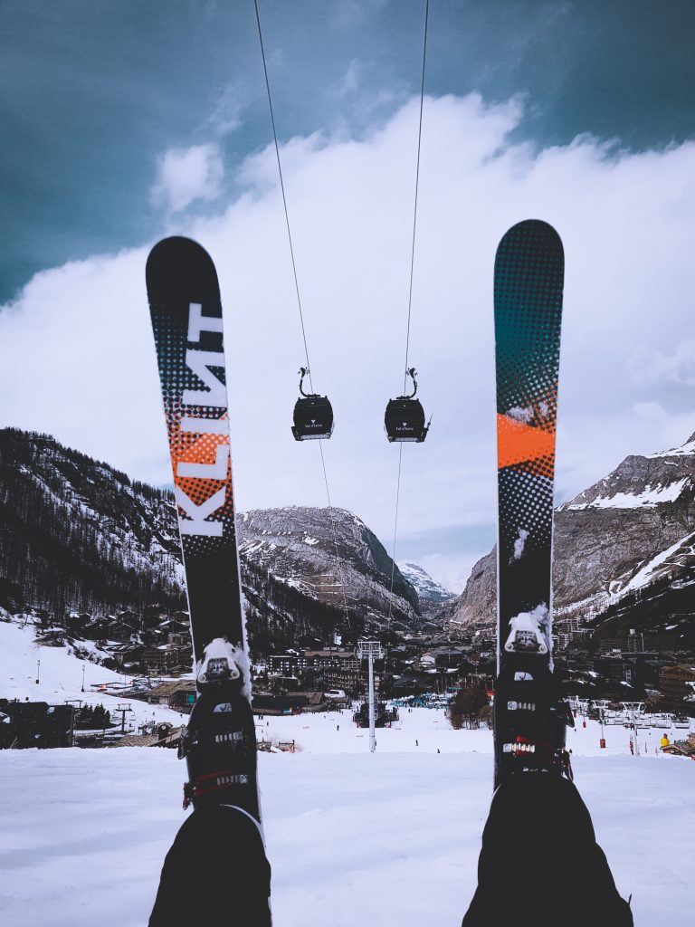 des ski dans le vide dans un télésiège