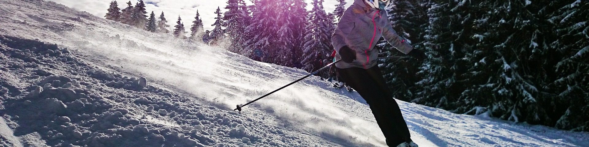 Skieur qui descend une piste de montagne