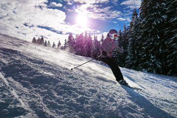 Skieur qui descend une piste de montagne