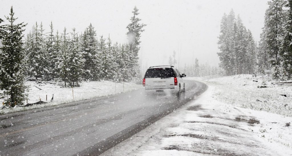 Voiture sous la neige