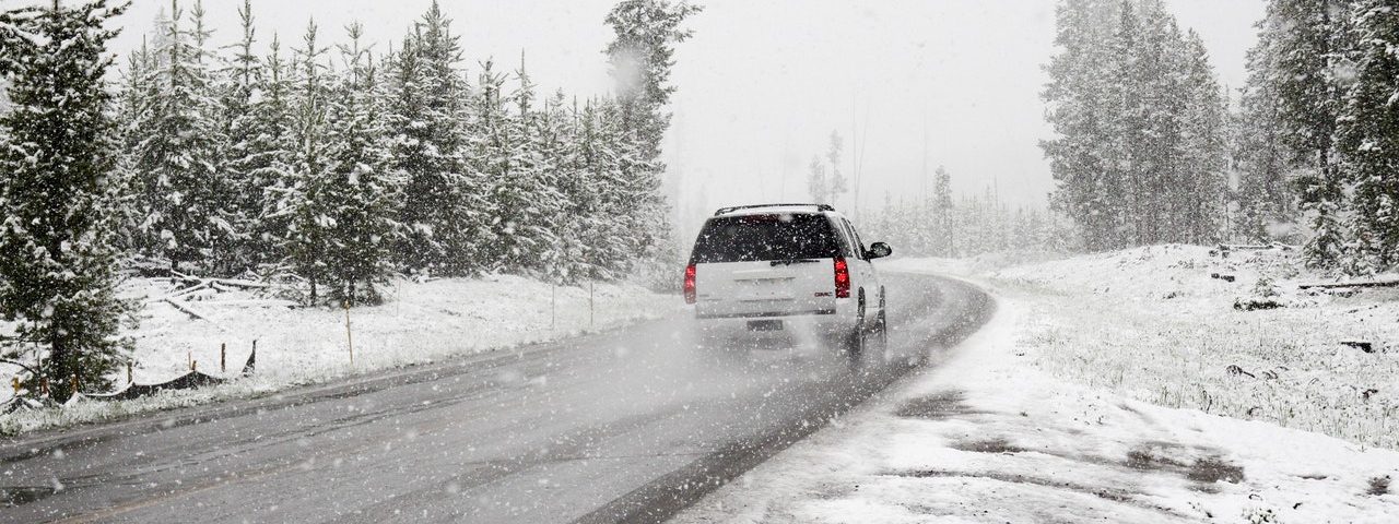 Voiture sous la neige