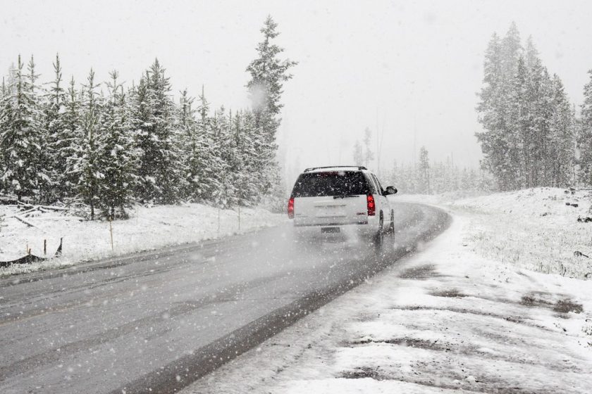 Voiture sous la neige