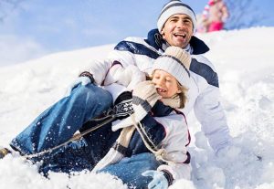 père et fils luge neige