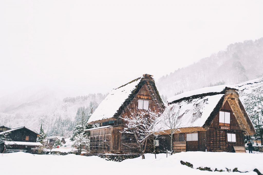 Chalets enneigés à la montagne dans une station de ski