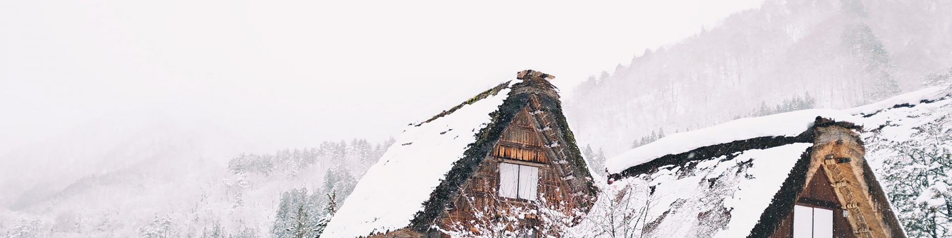 Chalets enneigés à la montagne dans une station de ski