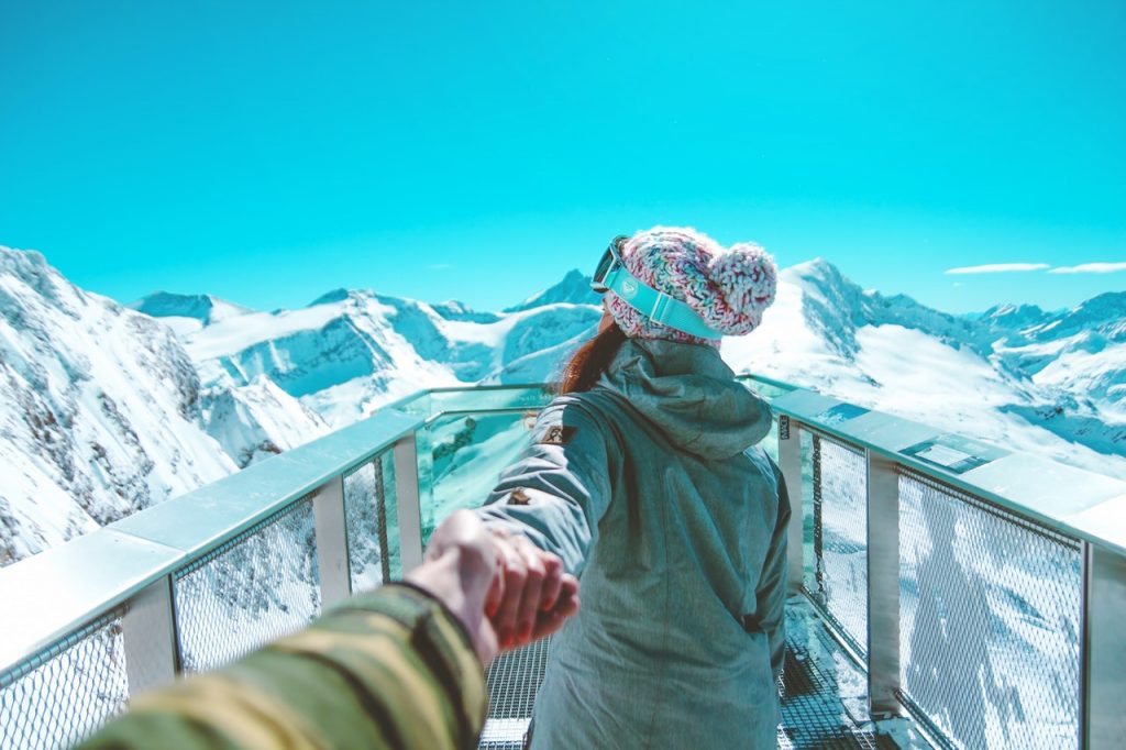 Femme devant montagne