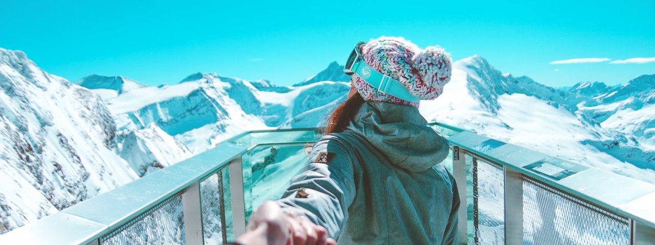 Femme devant montagne