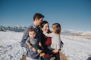 famille nombreuse avec des enfant en vacances a la montagne