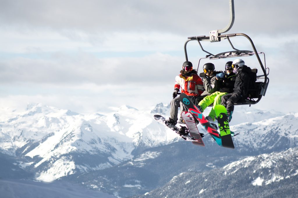 famille sur un telesiege a la montagne