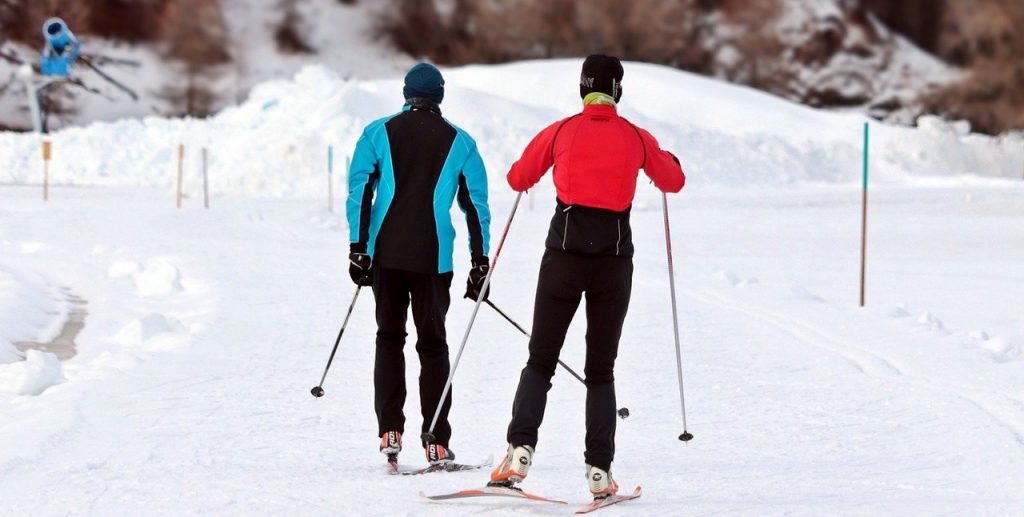 deux personnes faisant du ski de fond