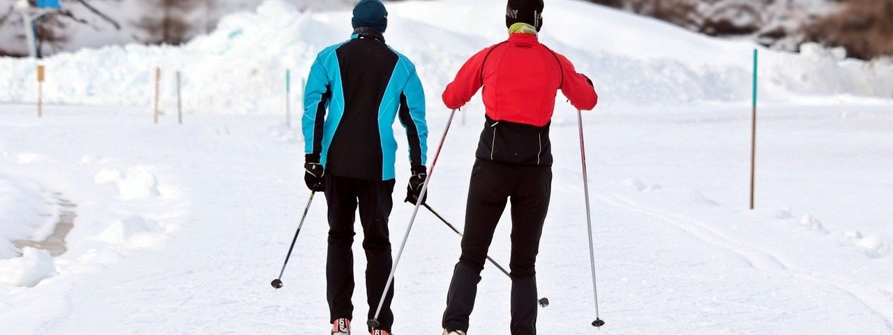 deux personnes faisant du ski de fond