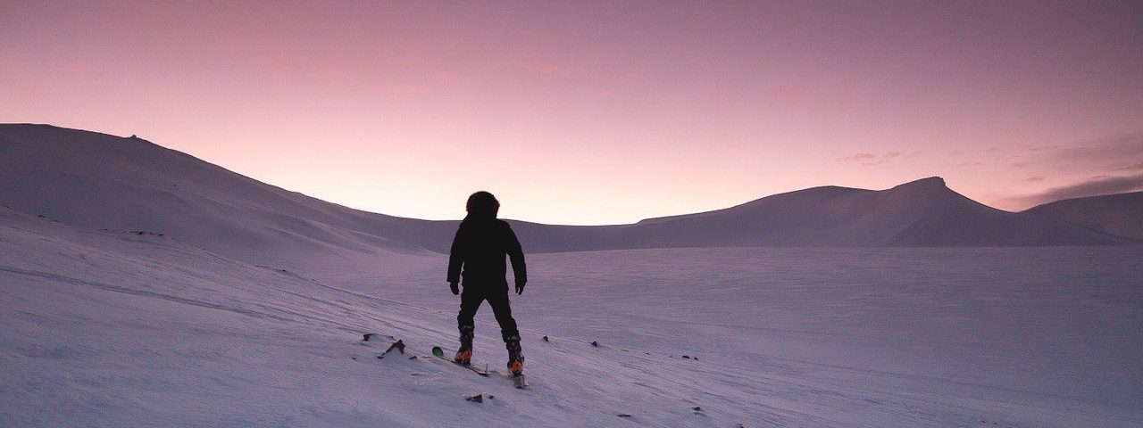 photos de neige avec personne sur fond de soleil couchant