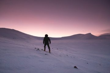 photos de neige avec personne sur fond de soleil couchant